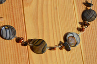 Load image into Gallery viewer, Halskette Perlmutt Zebra Perlen Steinsplitter braun Tigerauge - chic - net.de
