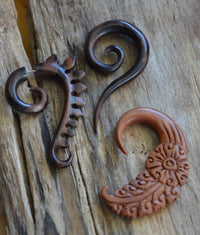 Cargar imagen en el visor de la galería, Holz Hook Ohr Piercing braun Feder Blume 6mm - chic - net.de
