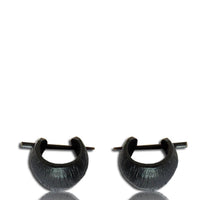 Load image into Gallery viewer, Holz Pin Ohrringe Creolen breit schwarz raue Oberfläche Rillen 16 mm - chic - net.de
