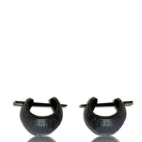 Load image into Gallery viewer, Holz Pin Ohrringe Creolen breit schwarz raue Oberfläche Rillen 16 mm - chic - net.de
