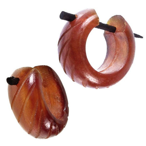 Horn Pin - Ohrringe Bernstein farben diagonal Rillen Creolen Holz Pin 14 mm handgeschnitzt - chic - net.de