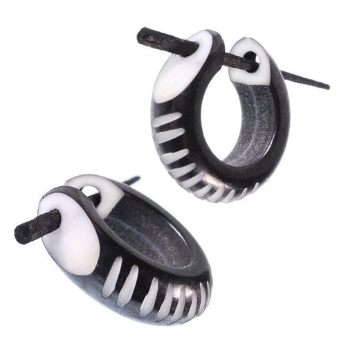 Horn Pin - Ohrringe schwarz 14 mm eng Kerben weiß flach Creolen Holz Pin handgeschnitzt - chic - net.de
