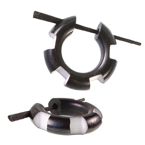 Horn Pin - Ohrringe schwarz 14 mm Kerben breit weiß Creolen Holz Pin handgeschnitzt - chic - net.de