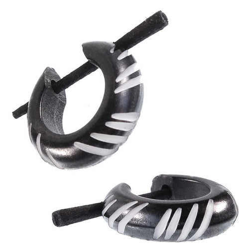 Horn Pin - Ohrringe schwarz 14 mm weiß dreimal vier Kerben Creolen Holz Pin handgeschnitzt - chic - net.de