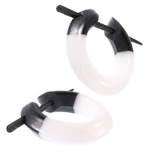 Horn Pin - Ohrringe weiß Enden schwarz Creolen Holz Pin 14 mm handgeschnitzt - chic - net.de