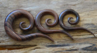 Load image into Gallery viewer, Holz Piercing Dehnschnecke Spirale lange Spitze dunkel
