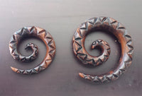 Load image into Gallery viewer, Narraholz Piercing Holz Zick Zack dunkel braun Spirale 4mm 6mm 8mm Dehnschnecke
