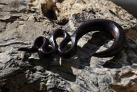 Cargar imagen en el visor de la galería, Holz Lobe Piercing Dehner dunkelbraun gewunden
