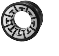 Cargar imagen en el visor de la galería, A black and white round Tribal Holz Tunnel aus Eisenholz, handgeschnitzt mit weißem Bone Inlay und schwarzem geometrischen Muster am Rand. Holztunnel/Knochen Plug mit hohlem Zentrum.
