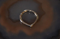 Load image into Gallery viewer, Klapp Segmentring Piercing spitz Edelstahl Gold PVD - chic - net.de
