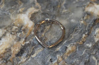 Load image into Gallery viewer, Klapp Segmentring Piercing spitz Edelstahl Gold PVD - chic - net.de
