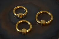 Load image into Gallery viewer, Klemmkugel Piercing Scheibe Edelstahl Gold PVD - chic - net.de
