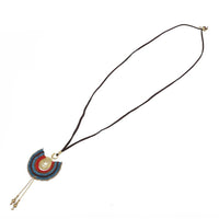 Load image into Gallery viewer, Lange Lederband Kette schwarz Spirale mit bunten Fäden lange Anhänger Perle - chic - net.de
