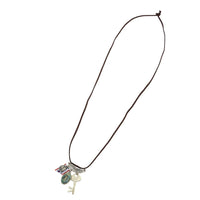 Load image into Gallery viewer, Lederband Kette braun goldfarben oxidiert Feder Schlüssel Amulett Katze - chic - net.de
