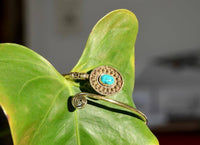 Load image into Gallery viewer, Messing Armreif antik Türkis oval klein Punkte verstellbar antik Tribal Schmuck - chic - net.de
