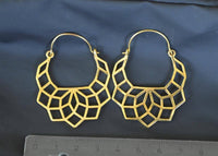 Load image into Gallery viewer, Messing Ohrringe halbe Blume filigran Messingbügel Verschluss antik golden Tribal Ohrhänger - chic - net.de
