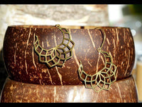 Load image into Gallery viewer, Messing Ohrringe halbe Blume filigran Messingbügel Verschluss antik golden Tribal Ohrhänger - chic - net.de
