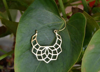 Load image into Gallery viewer, Messing Ohrringe halbe Blume filigran Messingbügel Verschluss antik golden Tribal Ohrhänger - chic - net.de
