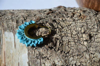 Load image into Gallery viewer, Messing Ohrringe Türkis Stein gold Bogen Herzbögen - chic - net.de
