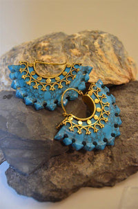 Load image into Gallery viewer, Messing Ohrringe Türkis Stein gold Bogen Pfeile 50mm - chic - net.de
