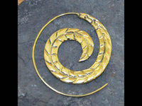 Load image into Gallery viewer, Messing Spirale Ohrringe Piercing Blattadern antik gold - chic - net.de
