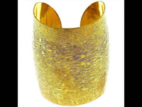 Cargar imagen en el visor de la galería, Messing Tribal Armreif golden schraffiert breit gewölbt 67 mm nickelfrei verstellbar antik Brass - chic - net.de
