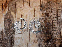 Load image into Gallery viewer, Messingohrringe versilbert Spiralen Linien S - Form Ornament 925 sterling Silber - chic - net.de
