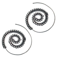 Load image into Gallery viewer, Messingohrringe versilbert Spiralen Punkte Muster oxidiert 925 sterling Silber - chic - net.de
