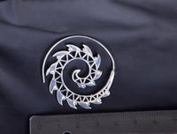 Load image into Gallery viewer, Messingohrringe versilbert Spiralen Zacken Dreiecke Muster 925 sterling Silber - chic - net.de
