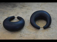 Load image into Gallery viewer, Narra Holz Pin Ohrringe Creolen Kreise dick handgeschnitzt schwarz 45 mm - chic - net.de
