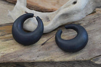 Load image into Gallery viewer, Narra Holz Pin Ohrringe Creolen Kreise dick handgeschnitzt schwarz 45 mm - chic - net.de
