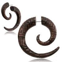 Load image into Gallery viewer, Fake Piercing Ohrring Spirale Holz dunkel Labyrinth
