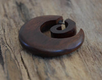 Load image into Gallery viewer, Fake Piercing Ohrring Narra Holz Spirale breiter werdend
