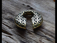 Load image into Gallery viewer, Ohrgewicht Brass 12mm Blume des Lebens Schlüsselloch - chic - net.de
