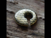 Load image into Gallery viewer, Ohrgewicht Brass Piercing 10mm Blume des Lebens Kreis - chic - net.de
