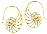Cargar imagen en el visor de la galería, Ohrhänger oval Schneckenmuschel gewölbt Messing antik golden Tribal Ohrringe gestanzt - chic - net.de
