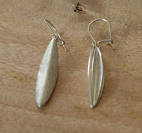 Load image into Gallery viewer, Ohrringe 925 Sterling Silber schmal gebürstet 37mm - chic - net.de
