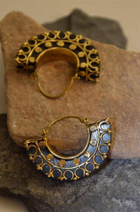 Load image into Gallery viewer, Ohrringe Arang Holz Brass gold halber Ring verziert - chic - net.de
