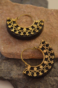 Load image into Gallery viewer, Ohrringe Arang Holz Brass gold halber Ring verziert - chic - net.de
