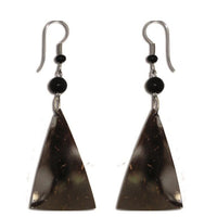 Load image into Gallery viewer, Ohrringe Dreieck Form Kokosholz dunkelbraun, helle Maserung Ohrhänger Edelstahl - chic - net.de
