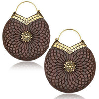 Load image into Gallery viewer, Ohrringe Holz Brass Blume Bügel gold Gravur Dahlie - chic - net.de
