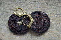 Load image into Gallery viewer, Ohrringe Holz Brass Blume Bügel gold Gravur Dahlie - chic - net.de
