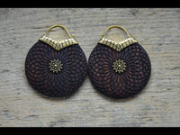 Load image into Gallery viewer, Ohrringe Holz Brass Blume Bügel gold Gravur Dahlie - chic - net.de
