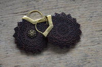 Load image into Gallery viewer, Ohrringe Holz Brass Blume Bügel gold Gravur zackig - chic - net.de
