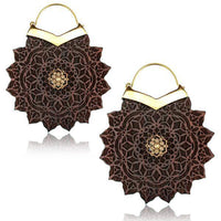 Load image into Gallery viewer, Ohrringe Holz Brass Blume Bügel gold Gravur zackig - chic - net.de
