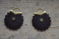 Load image into Gallery viewer, Ohrringe Holz Brass Blume Bügel gold Gravur zackig - chic - net.de
