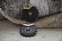 Load image into Gallery viewer, Ohrringe Holz Brass Blume Bügel gold Gravur zackig - chic - net.de
