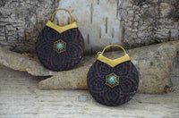 Load image into Gallery viewer, Ohrringe Holz Brass Blume Türkis Bügel gold Gravur - chic - net.de
