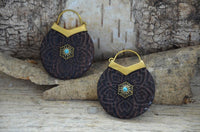 Load image into Gallery viewer, Ohrringe Holz Brass Blume Türkis Bügel gold Gravur - chic - net.de
