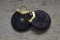 Load image into Gallery viewer, Ohrringe Holz Brass Blume Türkis Bügel gold Gravur - chic - net.de
